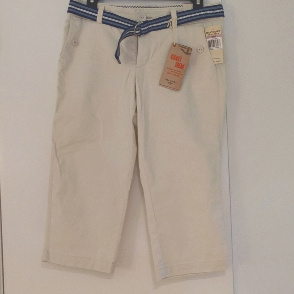 Dockers Soft Khaki Capris with Belt (6P)